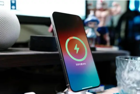 西乡塘苹果15换屏服务分享用什么充电器给iPhone15充电更好 